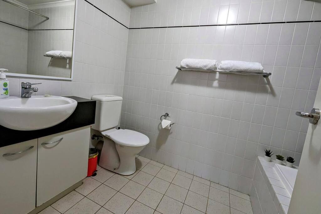 City & Lakeside With Free Parking, Pool And 10 Mins Walk Into The City Perth Dış mekan fotoğraf
