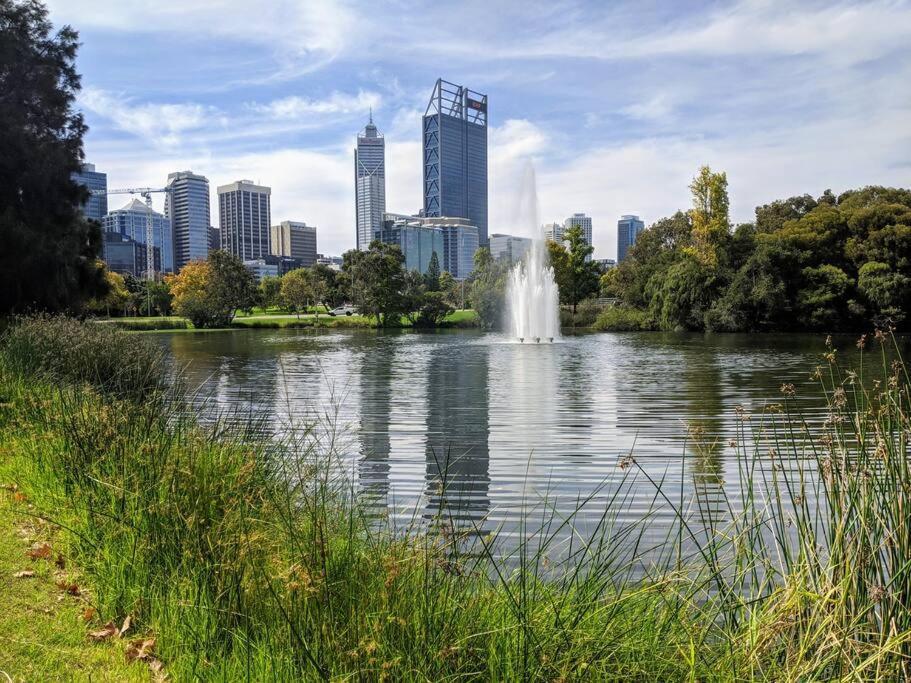 City & Lakeside With Free Parking, Pool And 10 Mins Walk Into The City Perth Dış mekan fotoğraf