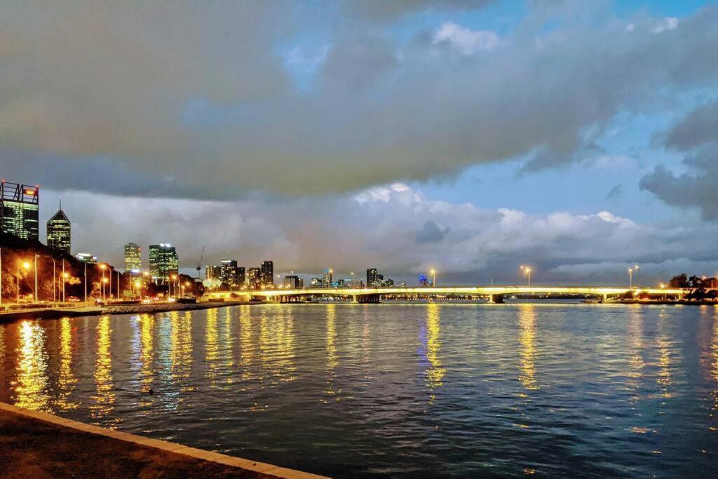 City & Lakeside With Free Parking, Pool And 10 Mins Walk Into The City Perth Dış mekan fotoğraf